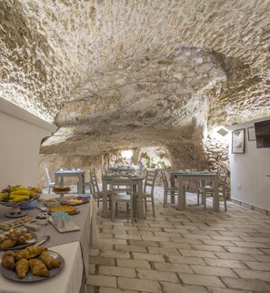 Free daily buffet breakfast  - Casa dell'Aromatario b&b (Sciacca)