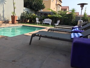 Outdoor pool, pool umbrellas, sun loungers - Fab Stay (Centurion)