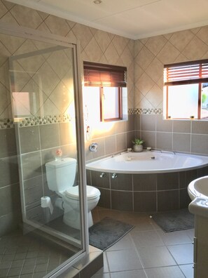Basic Studio, Non Smoking | Bathroom | Shower, rainfall showerhead, free toiletries, hair dryer - Fab Stay (Centurion)