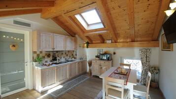 Appartamento, 1 camera da letto, non fumatori, vista città | Cucina privata | Bollitore elettrico, pentole/stoviglie/utensili