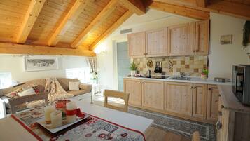 Appartamento, 1 camera da letto, non fumatori, vista città | Area soggiorno | TV a schermo piatto 32 pollici con canali satellitari, TV