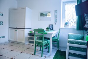 Deluxe Studio, 1 King Bed, Accessible, Private Bathroom | Living area