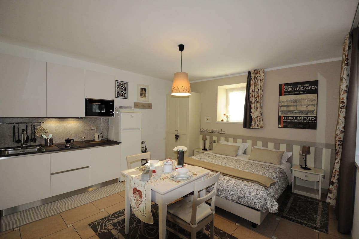 Confortevole monolocale | Coffre-fort, bureau, espace de travail pour ordinateurs portables