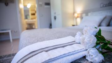 Camera quadrupla, non fumatori, al piano terra | Minibar, una cassaforte in camera, con arredamento individuale