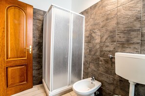Habitación clásica | Baño | Ducha y cabezal de ducha tipo lluvia