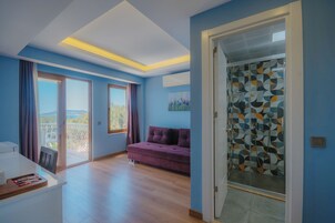 Habitación familiar, balcón, vistas al mar | Escritorio, sistema de insonorización, wifi gratis y ropa de cama