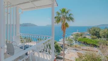 Desk, soundproofing, free WiFi, bed sheets