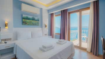 Habitación doble, vistas al mar | Escritorio, sistema de insonorización, wifi gratis y ropa de cama