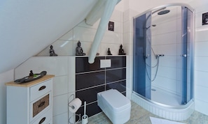 Triple Room, 3 Single Beds | Bathroom | Free toiletries, towels