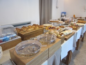 Colazione a buffet, servita tutte le mattine (8 EUR a persona) 