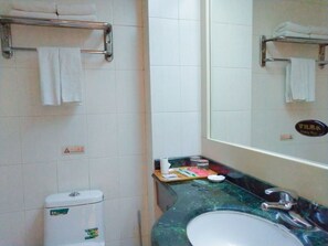 Shower, rainfall showerhead, free toiletries, hair dryer - Dalian Venus Apartment (Dalian)