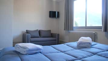 Desk, soundproofing, free WiFi, bed sheets