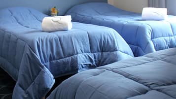Chambre Triple Économique | Bureau, chambres insonorisées, Wi-Fi gratuit, draps fournis