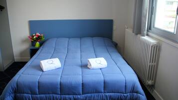 Skrivbord, ljudisolering, gratis wi-fi och sÀngklÀder