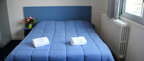 Escritorio, sistema de insonorización, wifi gratis y ropa de cama