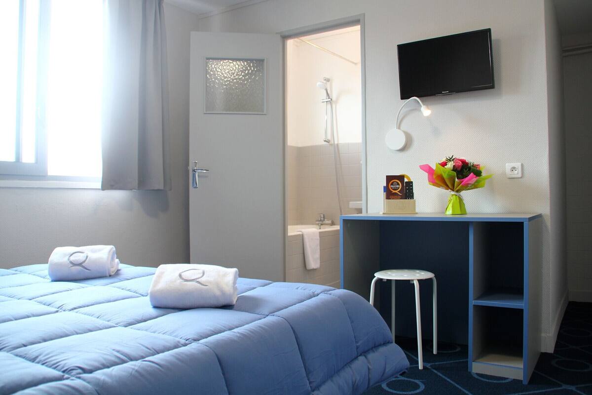 Escrivaninha, quartos à prova de som, Wi-Fi de cortesia, roupa de cama