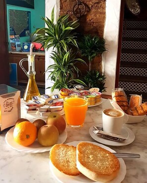 Se ofrece un desayuno continental (5 EUR por persona)