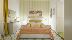 A bedroom with a bed, a dresser, a mirror, and a painting on the wall. - B&B Dei Mercanti (Salerno)