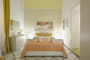 Comfort Quadruple Room | Premium bedding, soundproofing, iron/ironing board, free WiFi - B&B Dei Mercanti (Salerno)