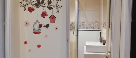 Habitación económica | Baño | Regadera, amenidades de baño gratuitas, secadora de cabello, bidet