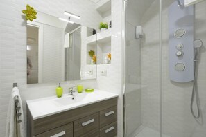 Habitación empresarial, vista a la ciudad | Baño | Regadera, amenidades de baño gratuitas, secadora de cabello, bidet 