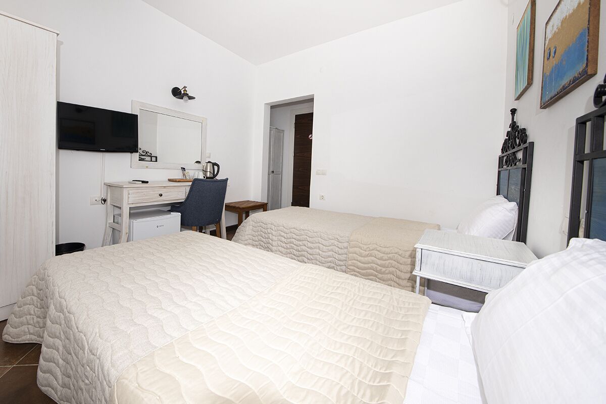 standard room | in-room safe, desk, laptop workspace, soundproofing