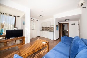 ห้องสวีท, วิวทะเล | ตู้นิรภัยในห้องพัก, โต๊ะทำงาน, พื้นที่ทำงานแบบใช้แล็ปท็อป, ห้องเก็บเสียง