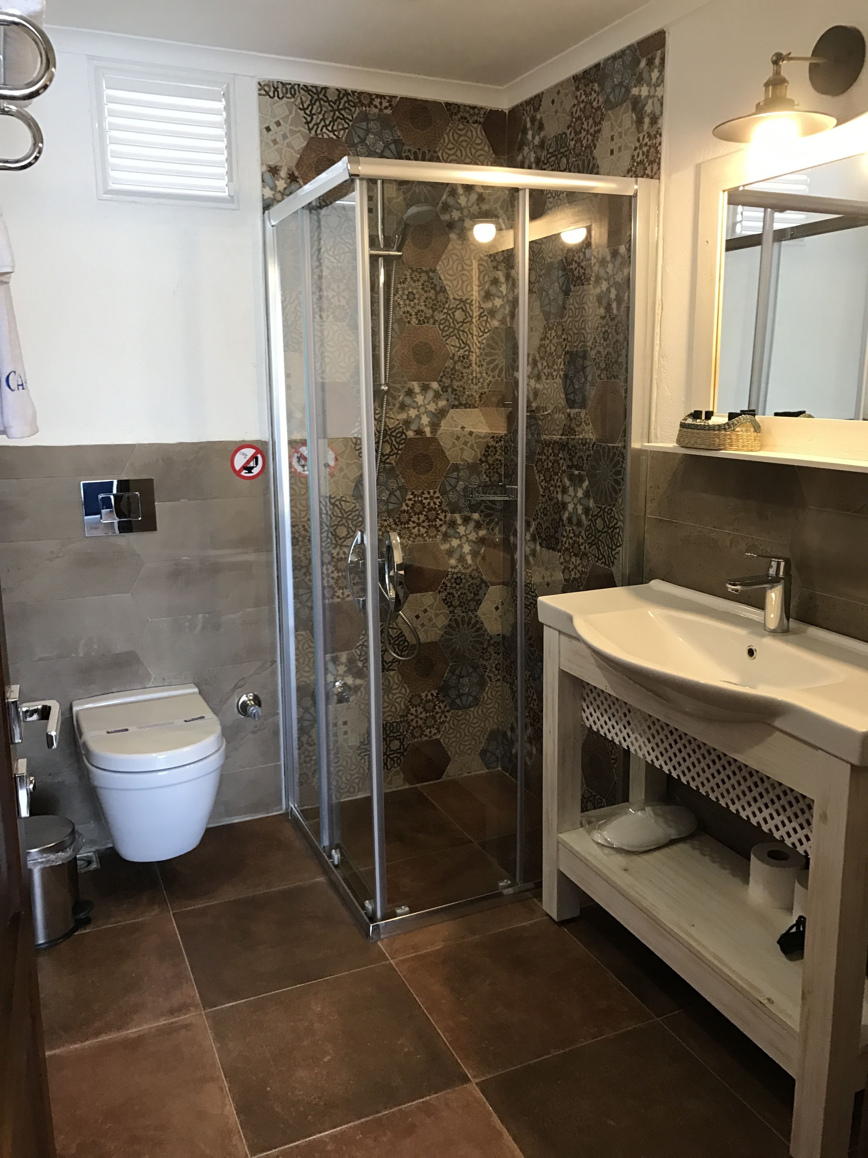 shower, free toiletries, hair dryer, slippers