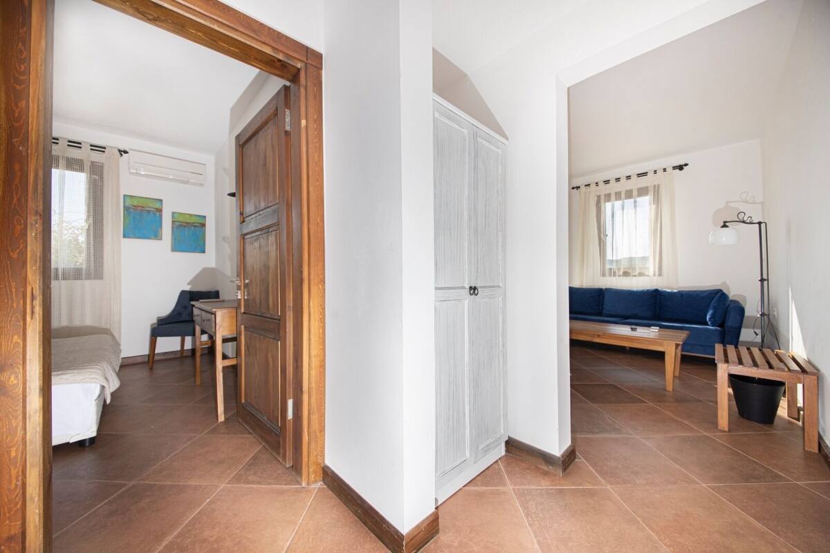 In-room safe, desk, laptop workspace, soundproofing