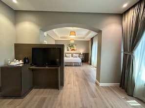 Apartment, 1 Bedroom | 1 bedroom, in-room safe, soundproofing, iron/ironing board