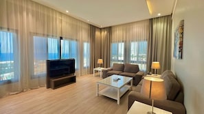 Royal-Suite, 2 Schlafzimmer, Küche, Meerblick | Wohnbereich | Flachbildfernseher