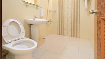 Comfort Double Room | Bathroom | Shower, rainfall showerhead, free toiletries, hair dryer