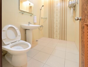 Comfort Double Room | Bathroom | Shower, rainfall showerhead, free toiletries, hair dryer - Lunatis Bay Hotel (Liuqiu)