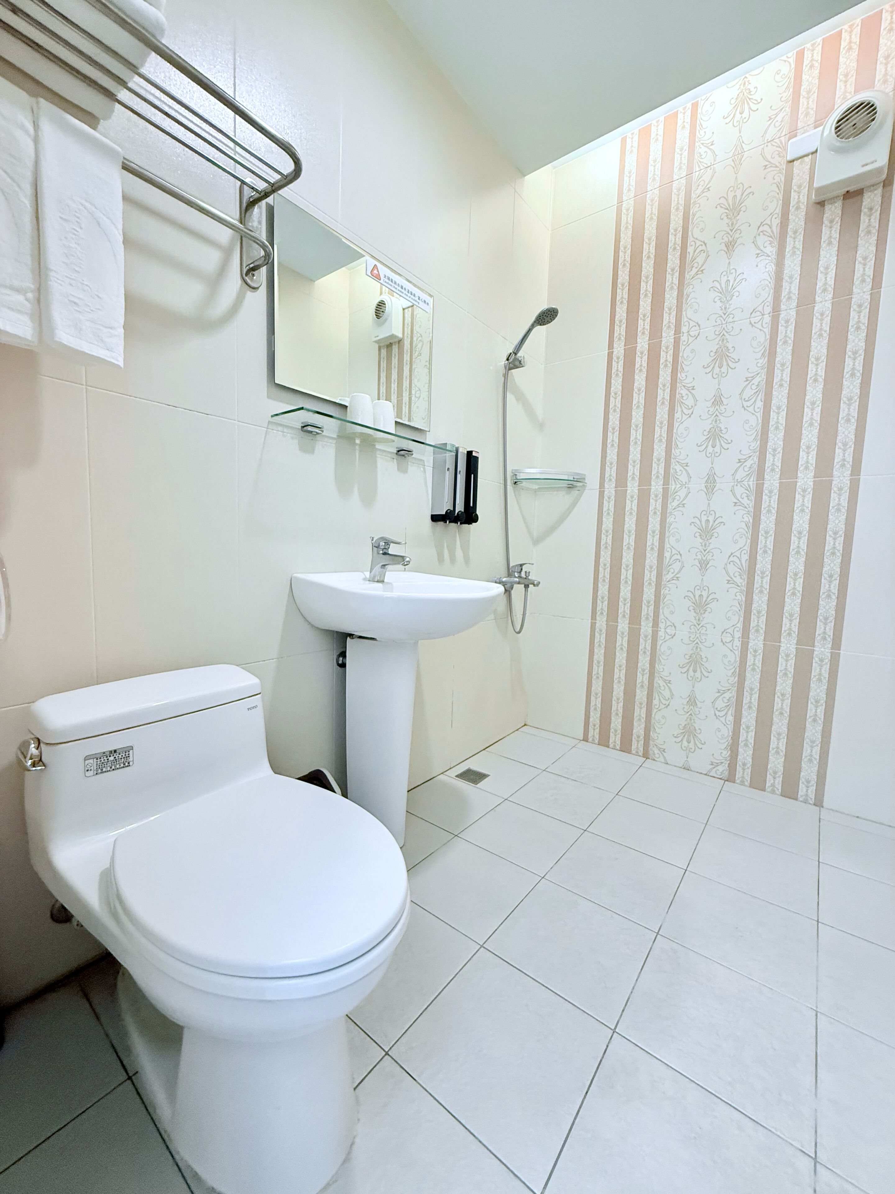 Comfort Double Room | Bathroom | Shower, rainfall showerhead, free toiletries, hair dryer