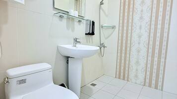 Comfort Double Room | Bathroom | Shower, rainfall showerhead, free toiletries, hair dryer