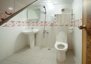 Chambre Familiale | Salle de bain | Douche, douche à « effet pluie », articles de toilette gratuits