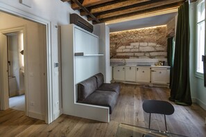 Comfort-studio, keittiö, kaupunkinäköala | Egyptinpuuvillaiset lakanat, ylelliset vuodevaatteet, untuvapeitot