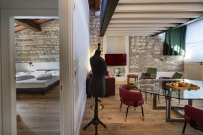 Grand Apartment, 2 Bedrooms, Kitchen | Living area | 50-inch flat-screen TV with satellite channels, TV, Netflix - Residenza Palazzo Brenzoni (Verona)