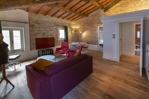 Deluxe-huoneisto, 1 makuuhuone, keittiö, kaupunkinäköala | Olohuone | Taulutelevisio, Netflix, suoratoistopalvelut