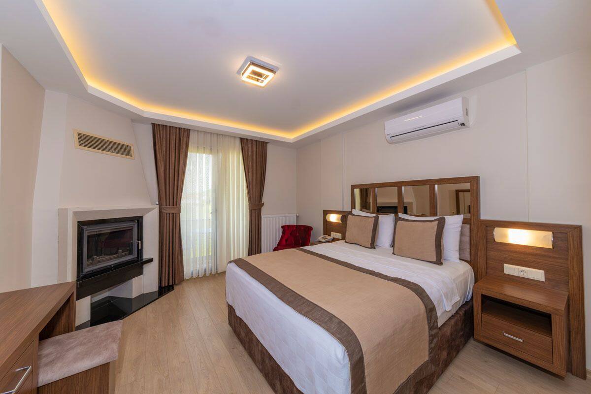 Une chambre d’hôtel moderne équipée d’un grand lit, d’une télévision et d’un bureau.