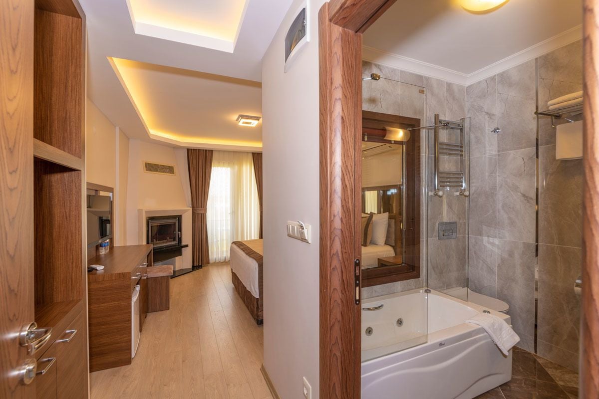 Habitación Deluxe, chimenea | Sábanas de algodón egipcio y ropa de cama hipoalergénica