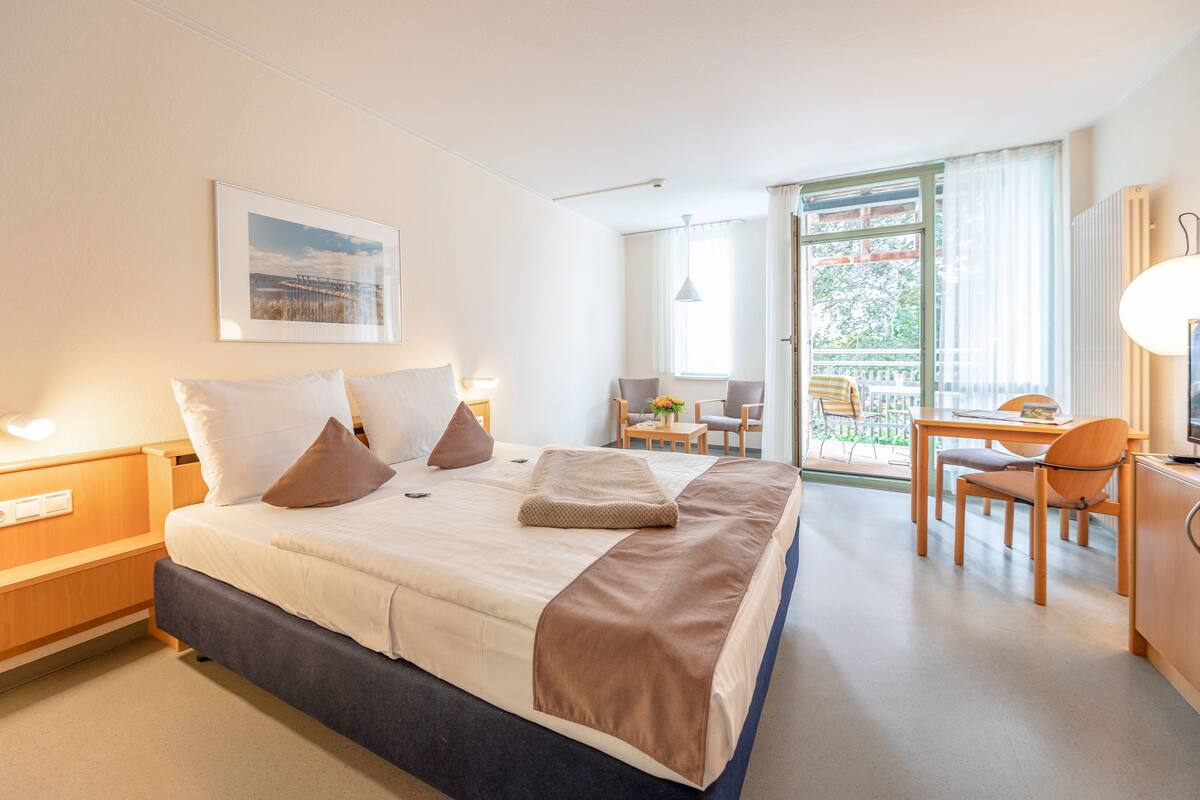 Studio | In-room safe, cribs (free), WiFi (free), bed sheets