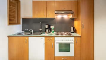 Studio, pemandangan samudra | Dapur kecil pribadi | Lemari es, oven, kompor, dan ketel listrik