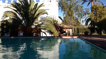 Utendørsbasseng og solsenger