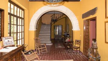 Lobby lounge