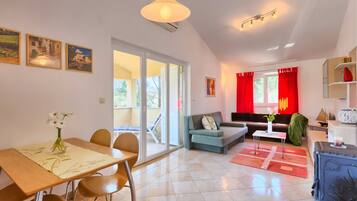 Standard-Apartment, Terrasse, Blick auf den Innenhof | Wohnbereich