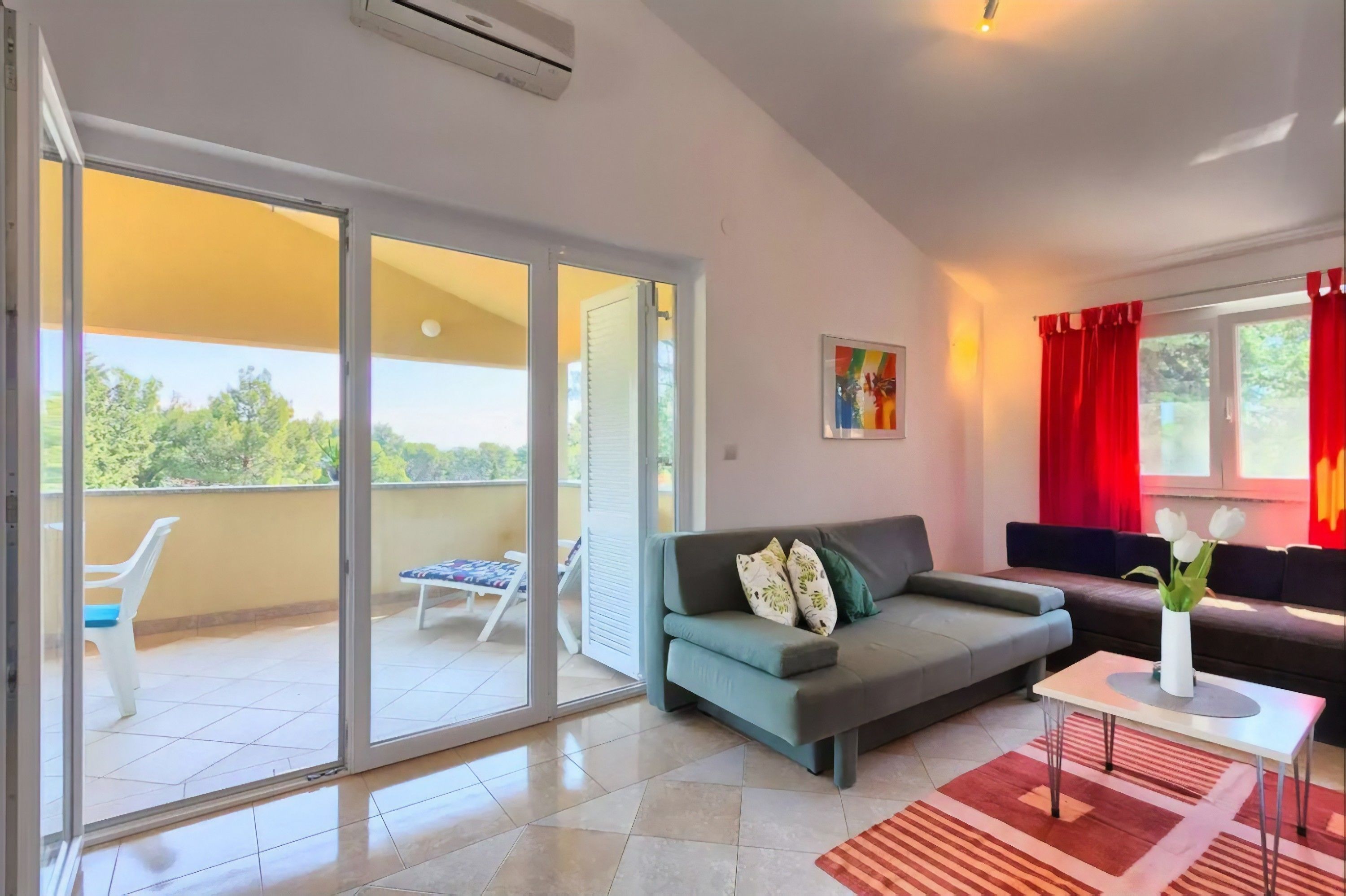 Standard-Apartment, Terrasse, Blick auf den Innenhof | Wohnbereich