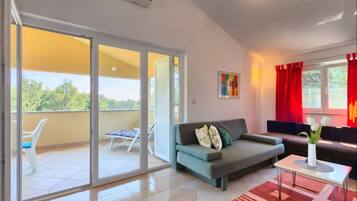 Standard-Apartment, Terrasse, Blick auf den Innenhof | Wohnbereich