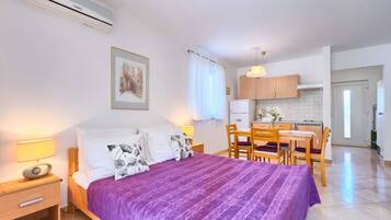 Standard-Studio, 1 Queen-Bett und Schlafsofa, zum Garten hin | Wohnbereich