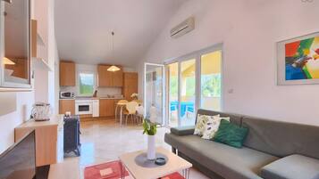 Standard-Apartment, Terrasse, Blick auf den Innenhof | Wohnbereich